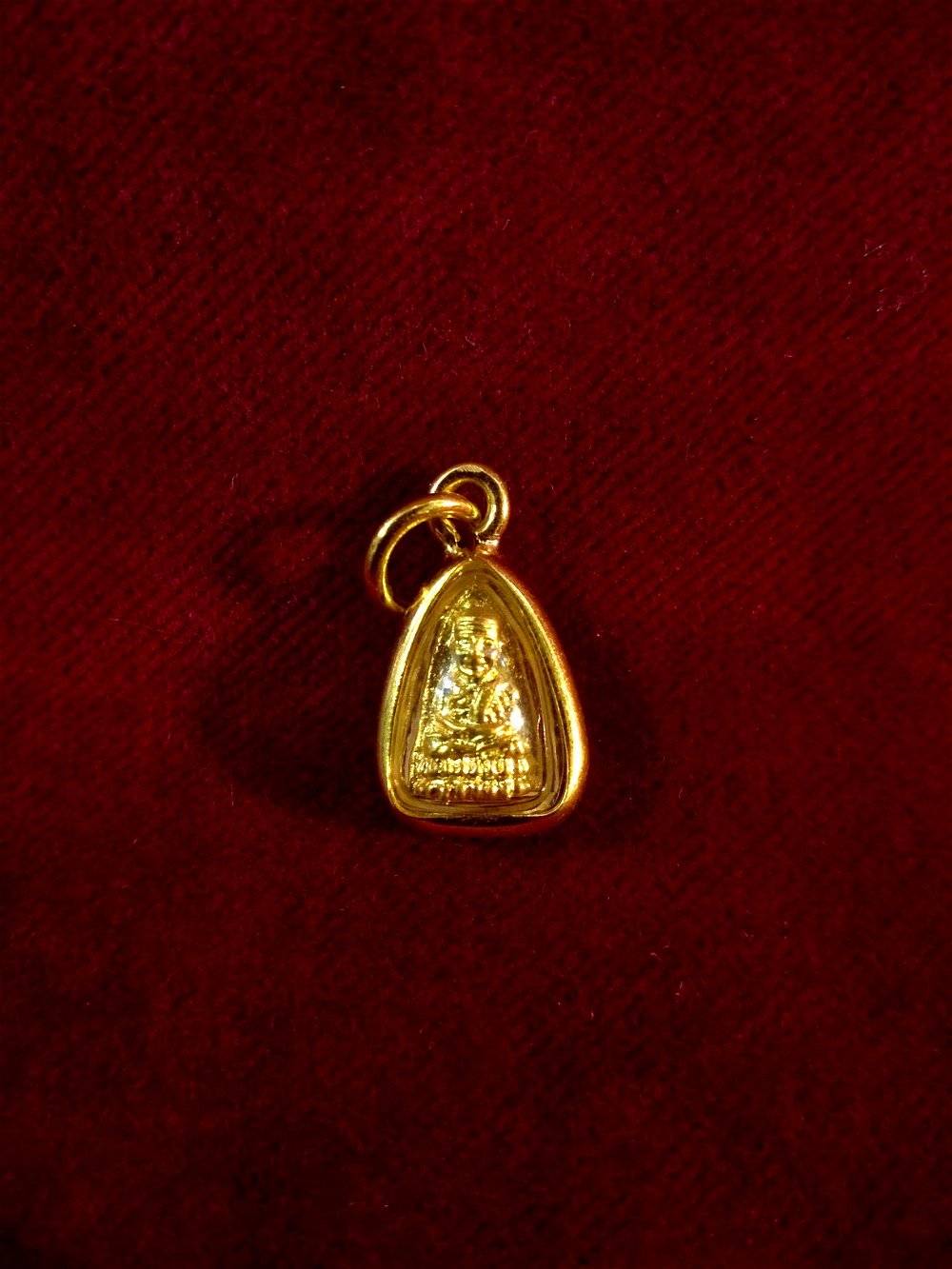 Амулет с Буддой (золотистый, 1 x 1,3 см)