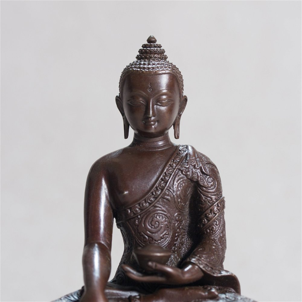 Статуэтка Будды Шакьямуни (бхумиспарша-мудра) в кашае с завитками, 10 см