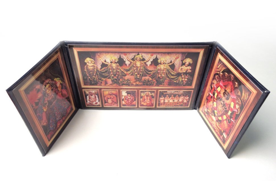 Вайшнавский раскладной алтарь на бумвиниле (красный), 15,5 х 10 см (в сложенном виде)<br>32 х 10 см (в разложенном виде)
