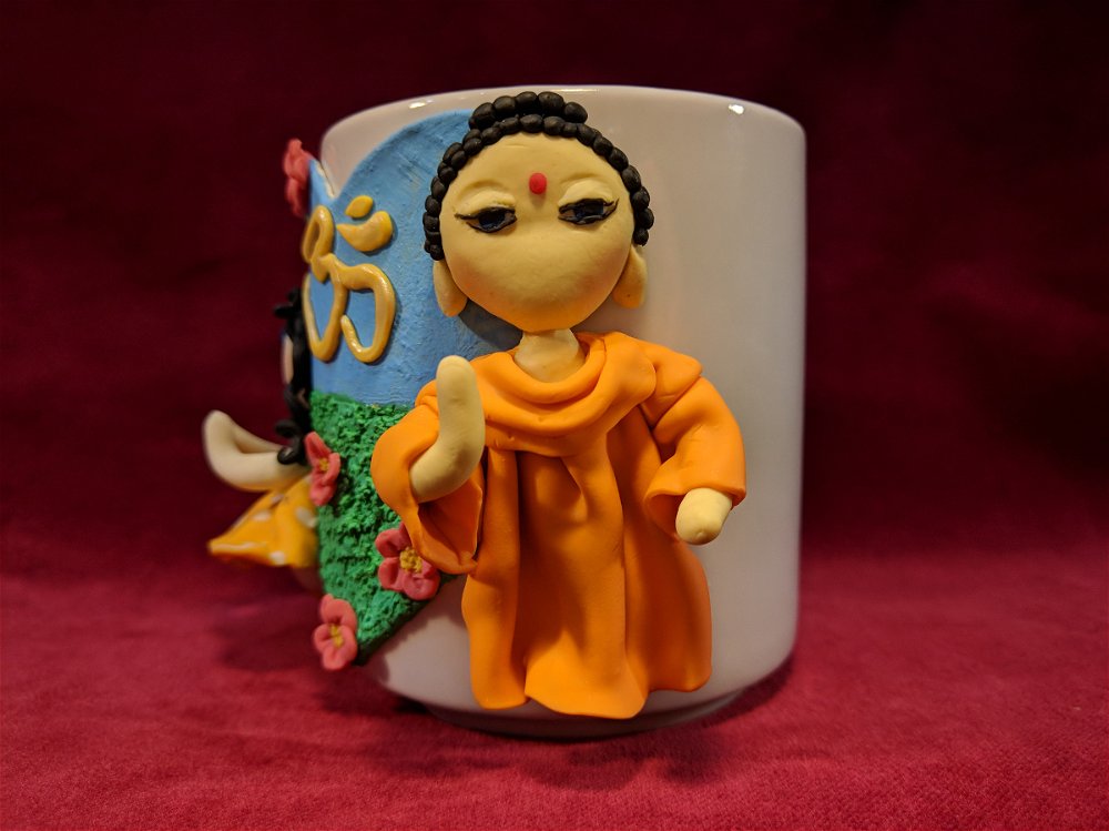 Сувенирная кружка "Будда и мирянка" (в желтом платье в горошек)