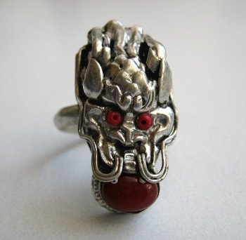 Кольцо с драконом (красный камень)