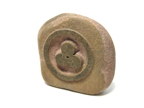 Камень с символом Знамени Мира, 5,5 х 5,5 см
