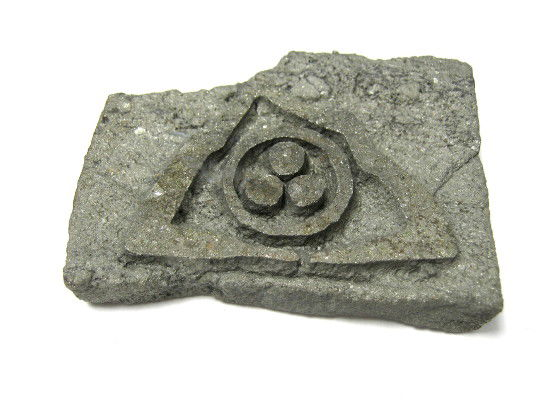 Камень с символом Знамени Мира, 5 х 7 см