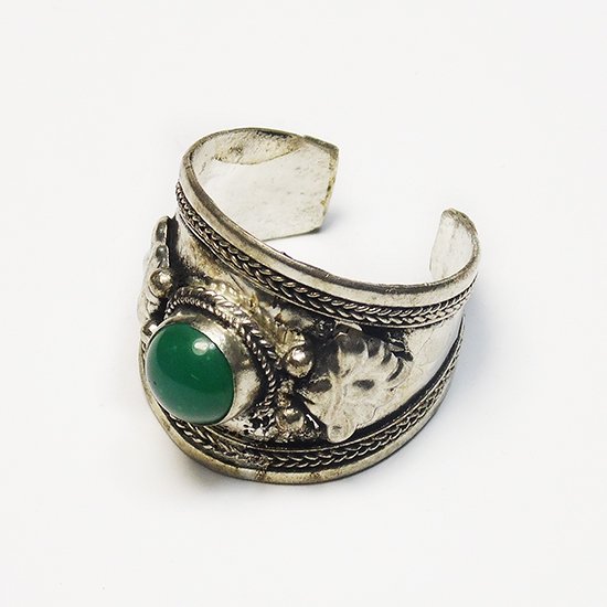 Кольцо с зеленым камнем (2,3 см). 