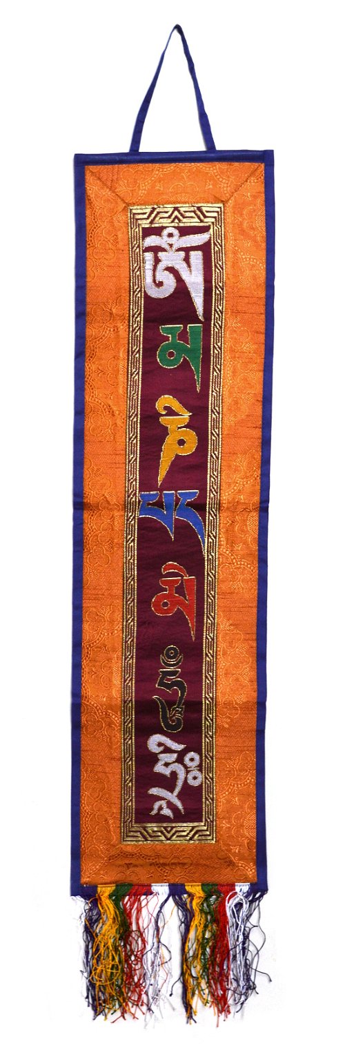 Настенное украшение с мантрой ОМ МАНИ ПАДМЕ ХУМ (коричневый с синей каймой, 20,5 x 78 см)