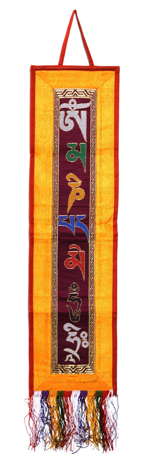 Настенное украшение с мантрой ОМ МАНИ ПАДМЕ ХУМ (желтый с красной каймой, 20,5 x 78 см)