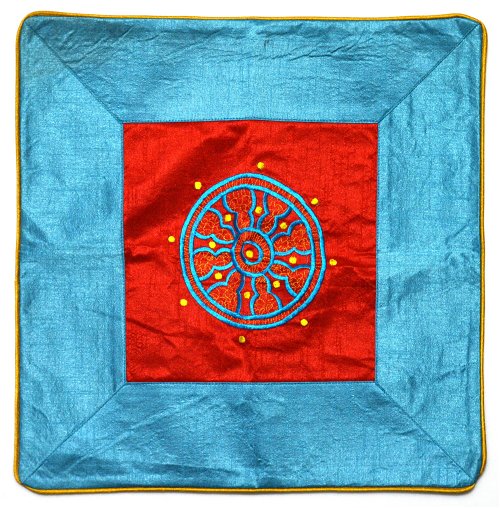 Наволочка с символом Колеса Дхармы, 41 x 41 см, красно-голубая