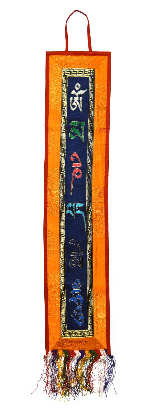 Настенное украшение с мантрой ОМ МАНИ ПАДМЕ ХУМ (оранжевое с красной каймой, 20,5 x 78 см)