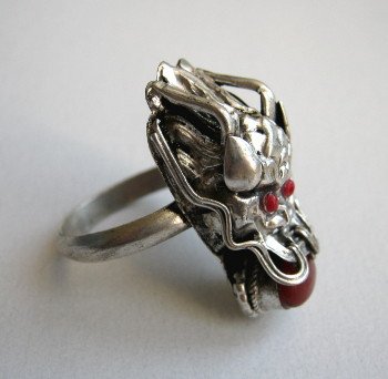 Кольцо с драконом (красный камень)