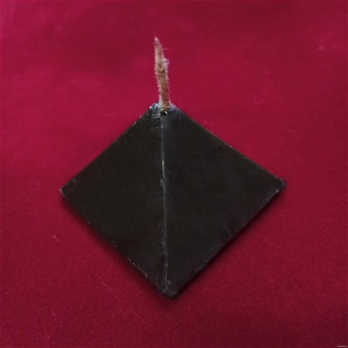 Черная свеча пирамида из воска