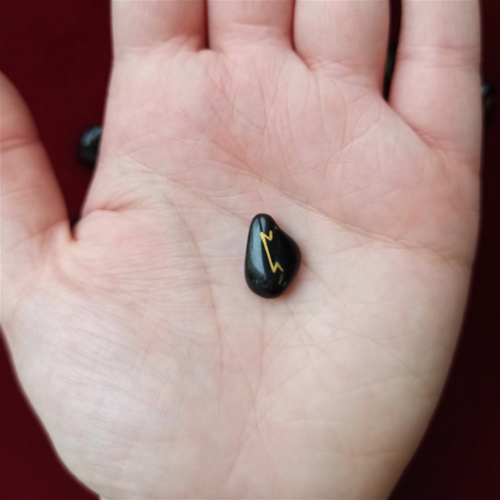 Руны из черного обсидиана (маленькие), 1,5 см
